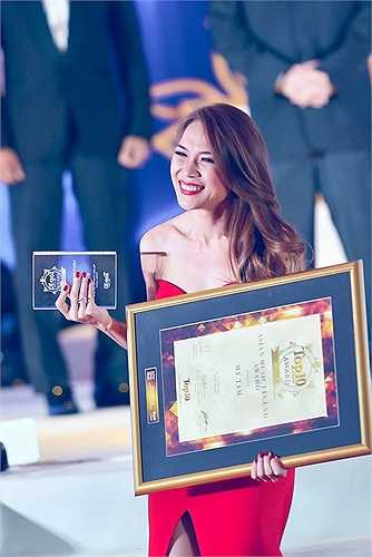 Đang dồn sức cho liveshow ở Hà Nội, Mỹ Tâm đón nhận thêm một tin vui. Tại sự kiện Top Asia Corporate Ball 2014 tổ chức ở thủ đô Malaysia, cô trở thành ca sĩ Việt Nam đầu tiên được trao giải thưởng Asia's Music Legend - Huyền thoại âm nhạc châu Á. (Theo Zing)