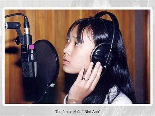 Vào đầu năm 1999, Mỹ Tâm trở thành ca sĩ độc quyền cho trung tâm Vafaco, dưới sự hỗ trợ của nhạc sĩ Nguyễn Hà, ca khúc Nhé anh qua giọng hát của cô được nhiều khán giả trẻ yêu thích. Đến giữa năm, Mỹ đoạt huy chương đồng tại Liên hoan giọng ca vàng châu Á tại Thượng Hải, Trung Quốc nhờ ca khúc Mãi yêu do cô sáng tác. 