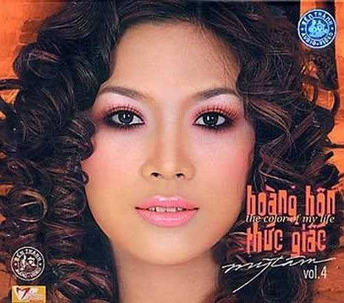 Vào giữa năm 2001, sau khi tốt nghiệp trường nhạc, Mỹ Tâm bắt đầu tấn công thị trường nhạc Việt một cách rầm rộ. Giai đoạn từ năm 2002 – 2005, tên tuổi của cô dần nổi tiếng và trở thành ngôi sao nhạc nhẹ, kế thừa thế hệ của Lam Trường, Phương Thanh, Đan Trường