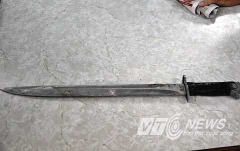 Khởi tố kẻ chém công an, ôm bình gas cố thủ