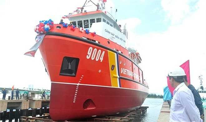 Tàu Cảnh sát biển 9004 (ký hiệu thiết kế DST 4612): là tàu kéo cứu hộ hiện đại, công suất 3.500 CV, hoạt động ở mọi điều kiện thời tiết, cấp sóng không hạn chế với thời gian 30 ngày liên liên tục trên biển. Ảnh: Zing. 