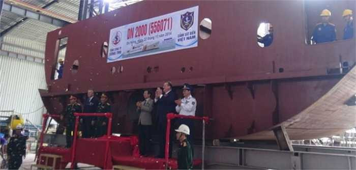 Thời gian tới, lực lượng Cảnh sát biển Việt Nam sẽ tiếp tục được trang bị tàu DN 2000 số 4. Đây là lớp tàu đa năng hiện đại nhất của Cảnh sát biển Việt Nam có thiết kế tiên tiến, đáp ứng đầy đủ các tiêu chuẩn quốc tế. Tàu có chiều dài trên 90m, rộng 14m, lượng dãn nước lên đến 2.200 tấn, công suất 12.016 CV, tốc độ 21 hải lý/h, có khả năng chạy được trong điều kiện gió cấp cấp 12, thời gian làm việc liên tục trên biển 40 ngày đêm, tầm hoạt động 5.000 hải lý. Ảnh: Tuổi Trẻ. 