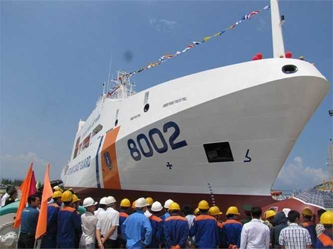 Tàu Cảnh sát biển (CSB) hiện đại nhất Việt Nam mang số hiệu 8002: là dạng tàu có thiết kế tiên tiến, hiện đại đáp ứng đầy đủ các tiêu chuẩn quốc tế. Tàu có chiều dài 90,5 m, rộng 14 m, chiều cao mạn 7 m, mớn nước tối đa 4 m, công suất 12.016 mã lực, tốc độ tối đa 21 hải lý/giờ và có bãi đáp trực thăng. Ảnh: Người Lao Động.