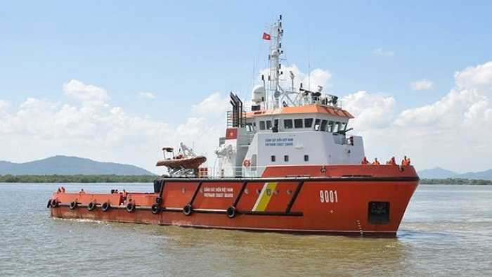 Tàu cứu hộ CSB 9001 (ký hiệu thiết kế DST 4612): là tàu kéo cứu hộ biển lần đầu tiên được đóng thành công ở VN. Tàu có chiều dài 45,7m, chiều rộng 12m, lượng giãn nước 1.285 tấn, tốc độ tối đa 13,7 hải lý/giờ, sức kéo buộc bến đạt 51 tấn. Tàu có tổng vốn đầu tư 145 tỉ đồng, được trang bị hai máy Caterpilar 3512B có tổng công suất đạt 3.500CV. Tàu có khả năng hoạt động độc lập 30 ngày đêm trên biển ở mọi điều kiện thời tiết. Ảnh: Tuổi Trẻ.