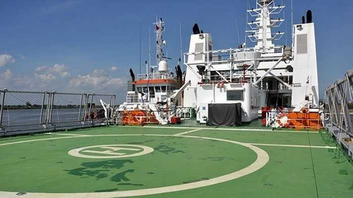 Tàu CSB 8001 có chiều dài 90,5 m, rộng 14 m, có sân đậu trực thăng. Khi thực hiện cứu nạn, tàu có thể chứa 120 người ăn, ngủ và kéo được tàu có lượng giãn nước 2.200 tấn. 