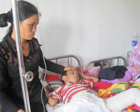 Bi kịch gia đình cha dùng rơm đốt con gây bỏng nặng