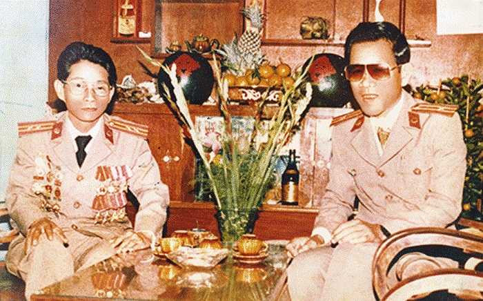 Năm 11 tuổi, anh đã ném lựu đạn xuống tàu giặc Pháp trên sông Cửa Đại, Bến Tre. Năm 14 tuổi, ông vào du kích. Năm 1954, vừa tròn 18 tuổi ông vào bộ đội Tiểu đoàn 307. 