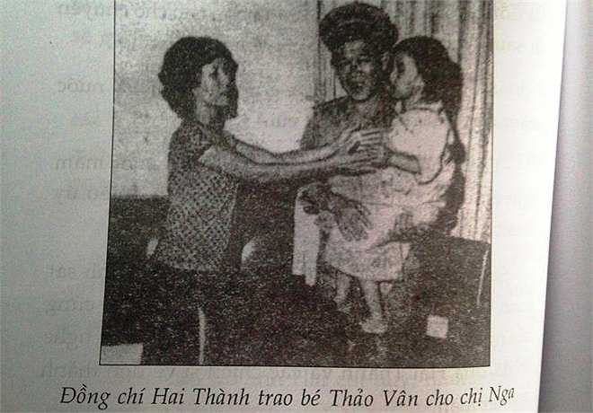 Cháu bé bị bắt cóc được giao lại cho gia đình. 