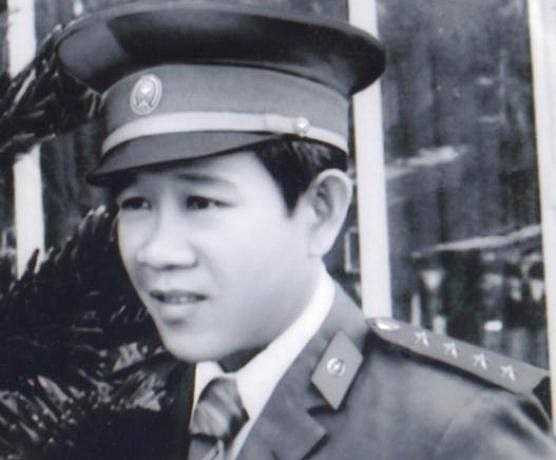 Năm 1960, ông được kết nạp Đảng rồi vào Trường Công an Trung ương, chính thức trở thành người chiến sĩ công an.