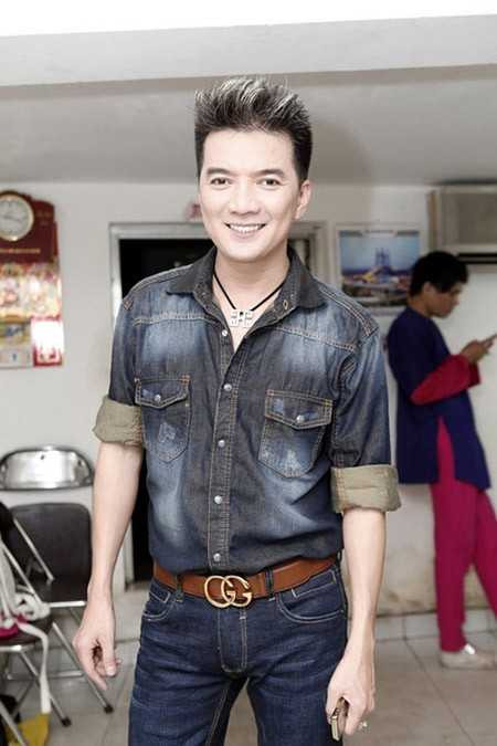 Nhiều người có mặt trong đêm diễn dự đoán cọc tiền này có mệnh giá là 500.000 đồng và giá trị của nó là 50 triệu đồng. Tuy nhiên, Đàm Vĩnh Hưng xác nhận cọc tiền trên có giá trị là 100.000 đồng và tổng số tiền anh được tặng là 10 triệu đồng. Theo anh, việc khán giả tặng tiền ca sĩ không phải là chuyện hiếm, nhưng việc đại gia này rút tiền và tặng ngay trước mặt nhiều người khiến anh cảm thấy bất ngờ. Vị khách này cũng nói lại với nam ca sĩ Chén đắng rằng do không kịp mua hoa tặng Đàm Vĩnh Hưng nên dùng tiền để biếu anh coi như một món quà. Tuy nhận tình cảm của người hâm mộ nhưng Đàm vĩnh Hưng đã tặng lại số tiền này cho ban nhạc và bảo vệ tại nơi anh diễn. 