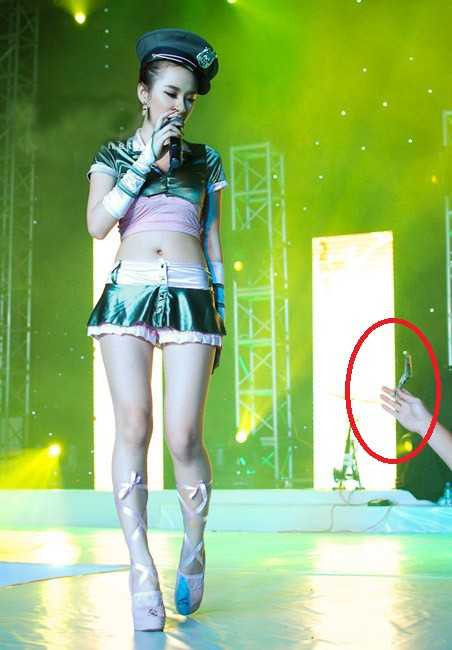 Angela Phương Trinh ngoảnh mặt làm ngơ khi được tặng 100.000 đồng: Trong chương trình ca nhạc Vũ điệu đường cong tại Cung Hữu Nghị, Hà Nội vào tháng 9/2012, khi Angela Phương Trinh đang biểu diễn ca khúc Lời cuối cho anh thì một khán giả nam đã bất ngờ giơ tờ tiền có mệnh giá 100.000 đồng lên trên sân khấu tặng cô.