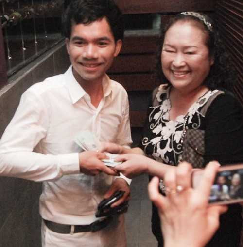 Ya Suy từ chối nhận tiền từ khán giả: Khoảng thời gian sau khi đăng quang Vietnam Idol 2012, Ya Suy từng được khán giả yêu mến nhờ vẻ chân chất, mộc mạc. Trong đêm nhạc Vút bay diễn ra tại Hà Nội, nam ca sĩ sinh năm 1987 được fan chào đón nhiệt tình. Thậm chí, một khán giả nữ đáng tuổi cha mẹ còn vào tận hậu trường để gửi tặng anh 10 triệu đồng do biết cuộc sống của anh không mấy dư dả. 