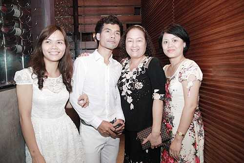 Tuy nhiên, Ya Suy lại khẳng khái từ chối sau khi cám ơn tấm chân tình của người hâm mộ đặc biệt. Hành động của Ya Suy được nhiều người ủng hộ. Họ cho rằng anh chàng có bản lĩnh và cá tính trong khi cuộc sống hiện tại và cả showbiz có quá nhiều cám dỗ mà không phải ai cũng biết cách chối từ.