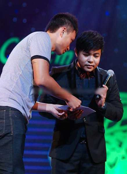 Quang Lê vui vẻ nhận tiền từ khán giả: Nổi tiếng là ca sỹ được nhiều fan ưu ái, giọng ca Về đâu mái tóc người thương không ít lần nhận được những món quà là tiền mặt hoặc hiện vật có giá trị từ khán giả nhưng chưa lần nào vướng phải scandal liên quan tới việc này.