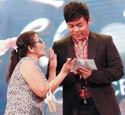 Trong một lần đi diễn ở Hải Phòng, Quang Lê được một khán giả nhét vào túi một số tiền lớn lên tới 20 triệu đồng. Anh vui vẻ nhận tiền từ tay khán giả vì theo anh, nếu không cầm số tiền đó thì sợ làm các fan buồn. "Chắc chắn phải thương, phải quý mình lắm thì các cô, các mẹ mới lì xì. Như thế không thể không nhận bởi nếu từ chối tức là đã phụ tình cảm của các mẹ các chị" - nam ca sĩ hải ngoại chia sẻ. Anh cũng tiết lộ thêm, số tiền khán giả dành tặng, anh sẽ để dành để ủng hộ từ thiện hoặc giúp đỡ người nghèo. 