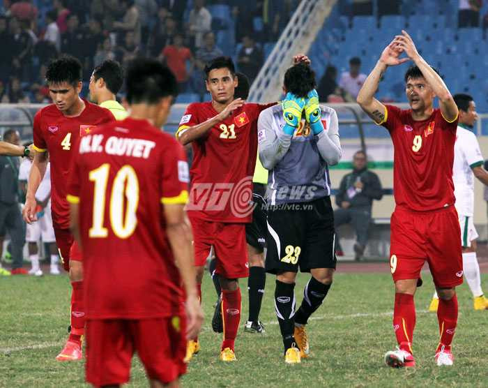 Tiến Thành (4), Nguyên Mạnh (23) mắc sai lầm ở trận gặp Indonesia (Ảnh: Nhạc Dương)