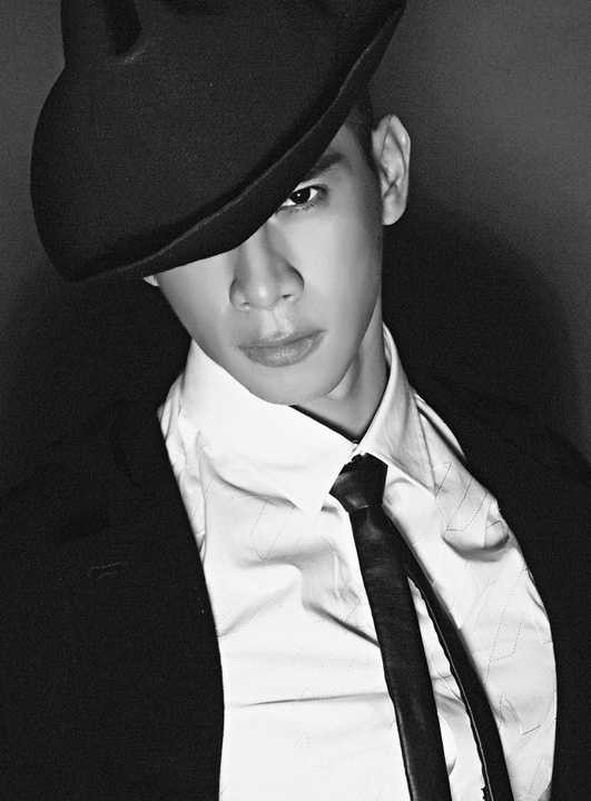 Ngoài ra anh chàng cũng đang cùng mẹ <a href='https://vtcnews.vn/kinh-te.1.0.html' >kinh doanh</a> một quán café nhỏ ngay tại nhà của mình ở quận Bình Thạnh. Với sản phẩm âm nhạc sắp tới, Hồ Vĩnh Khoa hứa hẹn sẽ mang đến những điều bất ngờ, mới lạ cho khán giả. 