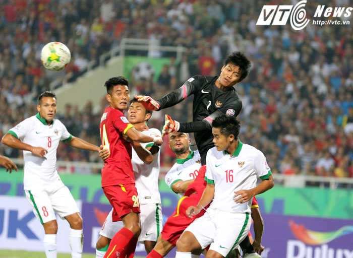 Tuyển Việt Nam kéo khán giả đến sân (Ảnh: Quang Minh)