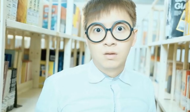 Vẻ mặt bất ngờ của Ngố khi tình cờ gặp Mỹ nhân tóc dài trong thư viện.