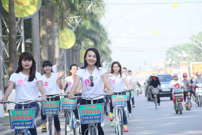 Thí sinh Nguyễn Khánh Huyền chia sẻ về hoạt động ý nghĩa này: “Là người con Thanh Hóa nhưng lần đầu tiên được đến tượng đài, nhà tưởng niệm để dâng hương. Hoạt động này của cuộc thi nhắc em nhớ và biết ơn công lao của các vị anh hùng dân tộc, những người đã có công trong sự nghiệp xây dựng và bảo vệ tổ quốc, phấn đấu trở thành người có ích cho <a href='https://vtcnews.vn/xa-hoi.2.0.html' >xã hội</a>, cống hiến được nhiều cho quê hương đất nước”.