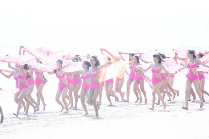 Cùng ngày, các thí sinh đã có buổi chụp ảnh và ghi hình trên bãi biển Sầm Sơn trong trang phục bikini. 