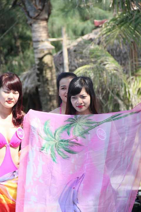 Một số người đẹp lần đầu diện trang phục áo tắm diễn xuất trước ống kính máy quay nên có sự rụt rè những giây phút ban đầu.