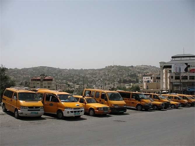 Thành phố West Bank (Israel): đây là một thành phố của Israel, với đủ loại taxi, thậm chí có cả xe 24 chỗ cũng làm taxi. Tuy nhiên giống như New York, tất cả đều được sơn màu vàng nghệ