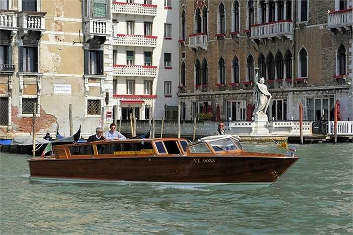 Thành phố Venice (Ý): Đến đây lần đầu, khi gọi taxi, người ta sẽ điều phương tiện này đến cửa khách sạn nơi bạn cư ngụ. (Trần Thái)
