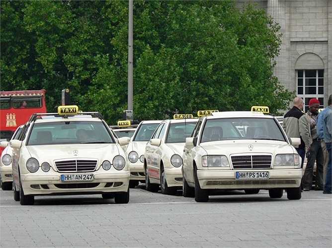 Thành phố Stuttgart, Đức: Dòng xe Mercedes E Class được lựa chọn làm những chiếc taxi phổ biến. Không hiểu tại sao, phần lớn taxi ở đây đều có màu trắng (hoặc màu bạc), thi thoảng mới có chiếc taxi khác màu.