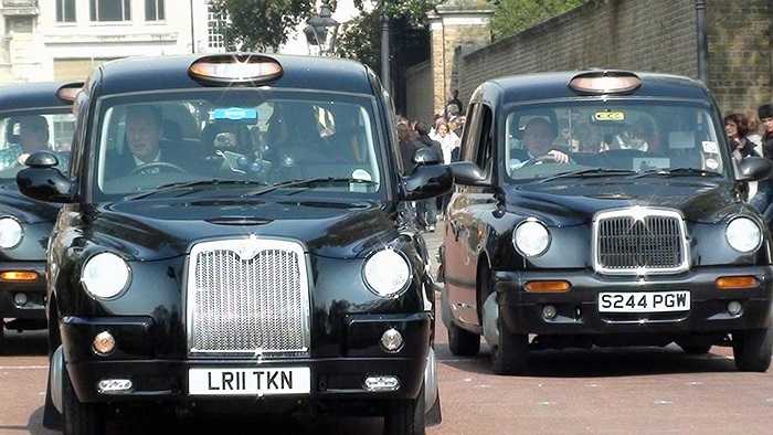 Thành phố London (Anh): Taxi ở London vẫn giữ nguyên kiểu dáng trong nửa thế kỷ qua. Các hãng xe ở Anh cũng thường xuyên nâng cấp bên trong chiếc xe, nhưng kiểu dáng vẫn giữ nguyên theo yêu cầu của các hãng taxi.