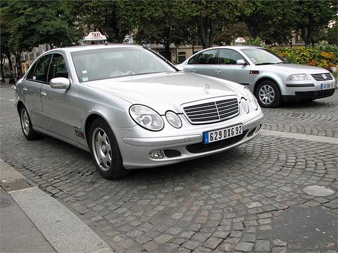 Thành phố Paris (Pháp): Có rất nhiều chủng loại xe được sử dụng làm taxi ở thành phố kinh đô ánh sáng này, tuy nhiên điểm đặc biệt là taxi màu bạc là chủ yếu, tương tự như ở Stuttgart, Đức.