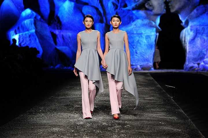 Giống như những show diễn trước đây của mình, show diễn 'Sinh đôi' lần này của Đỗ Mạnh Cường được đầu tư rất công phu và chuyên nghiệp