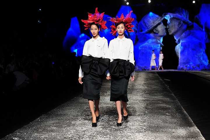 Đây cũng là chất liệu đem đến thành công cho anh trong năm 2012 khi nhà thiết kế đưa chất liệu này vào những mẫu trang phục ứng dụng