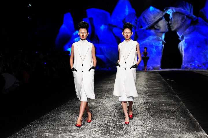 Bên cạnh đó, anh còn kết hợp cùng với chất liệu ánh kim, ren, tạo nên những thiết kế hài hoà, trang nhã