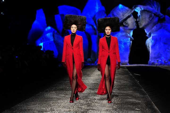 Với việc đặt BST của mình trong 1 không gian được đầu tư tốn kém cho việc dàn dựng sân khấu cũng như quy mô của chương trình đã khẳng định được vị trí của Đỗ Mạnh Cường trong làng thời trang Việt