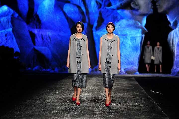 Trong show diễn Thu/Đông 2014 lần này NTK Đỗ Mạnh Cường đã giới thiệu những mẫu trang phục ứng dụng và dạ tiệc