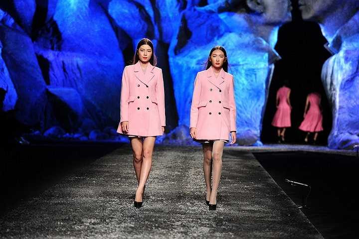 Với 140 người mẫu là những cặp sinh đôi được tuyển chọn từ 4 thành phố lon trên cả nước trình diễn 200 bộ trang phục trên catwalk là một con đường dài hơn 100m bằng sỏi đá lần đầu tiên xuất hiện trên sấn khấu thời trang tại Việt Nam