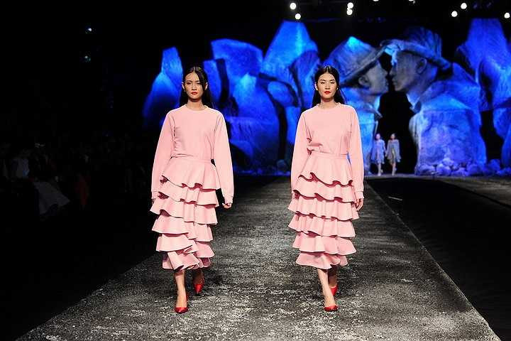 Khi chiếc màn đen khổng lồ kéo ra, với hình ảnh hai bức tượng điêu khac mô phỏng từ chính hình ảnh của NTK Đỗ Mạnh Cường mang thông điệp như tên gọi của chương trình 