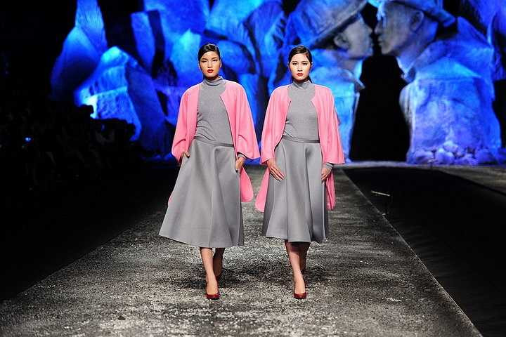 Toàn bộ các trang phục với gam màu trắng, xám, hồng được mix hiện đại, tinh tế, tạo hiện ứng mở màn rất mạnh
