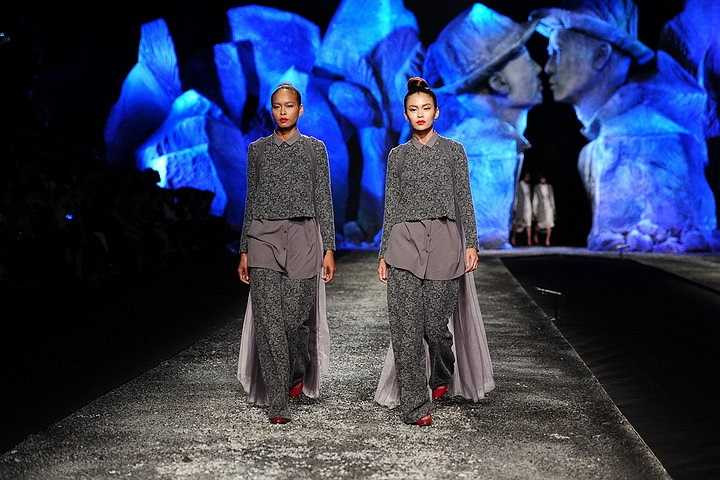 Anh tập trung vào đối tượng là giới doanh nhân, nên phom dáng trang phục của anh đơn giản nhưng sang trọng