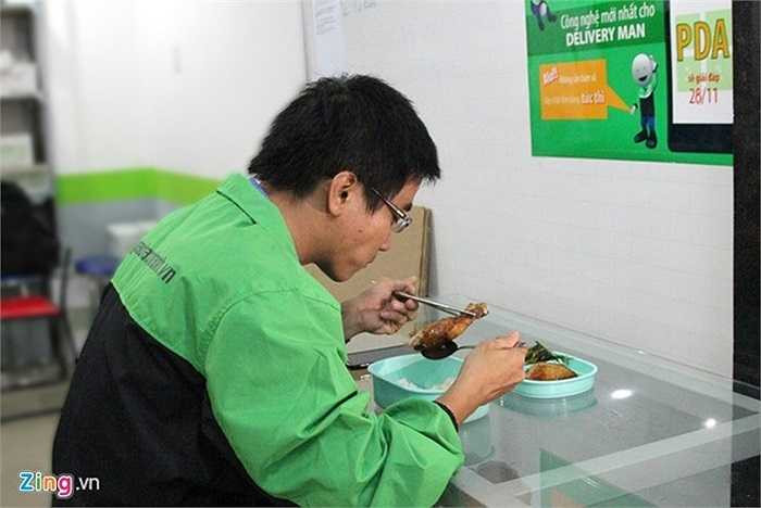 Những bữa cơm tranh thủ ăn vội trong giờ nghỉ để nhanh chóng trở lại với công việc . Hiện trung bình thu nhập của một nhân viên giao hàng nhanh ở các đơn vị chuyên nghiệp từ 5 - 8 triệu đồng, chưa kể phụ cấp xăng xe. 