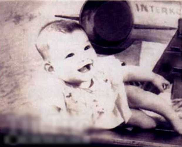 Hồ Ngọc Hà sinh ngày 25/11/1984. Nữ ca sĩ có bố là người lai Pháp nên đặc biệt sở hữu nhiều nét đẹp của Tây phương.