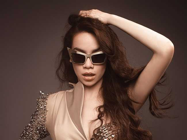 Hồ Ngọc Hà liên tục thay đổi hình ảnh từ quyến rũ, gợi cảm đến cá tính, hiện đại.