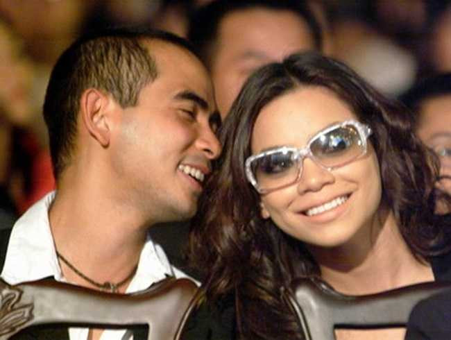 Từ năm 2004, Hồ Ngọc Hà chính thức bắt đầu sự nghiệp ca hát. Cô được sự hỗ trợ tích cực từ nhạc sĩ Đức Trí. Cả hai cũng có một khoảng thời gian yêu nhau. Sau này, dù đã chia tay, Đức Trí vẫn là một trong những người bạn trong âm nhạc hỗ trợ hết mình cho Hồ Ngọc Hà.