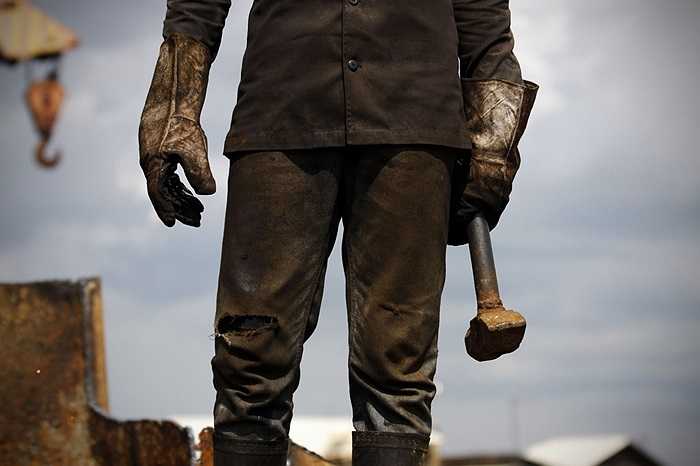 Người thợ với chiếc búa sắt để phá xác tàu