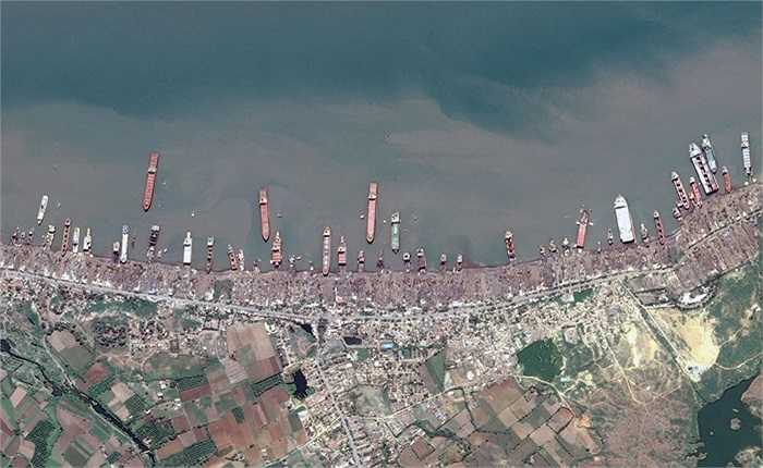 Những con tàu phơi xác, chờ đến lượt bị 'xẻ thịt'