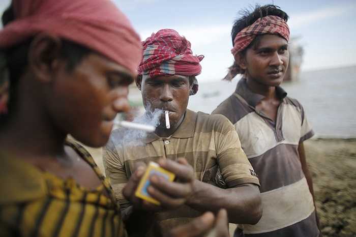 Công nhân chia nhau thuốc trong giây phút nghỉ ngơi ngắn ngủi