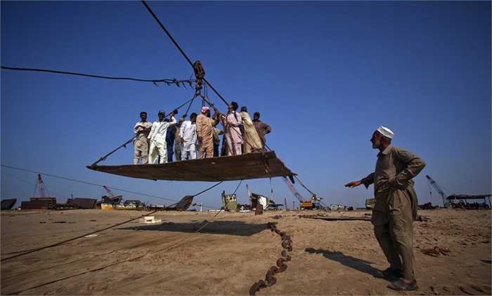 Cáp treo tự chế thô sơ của các công nhân