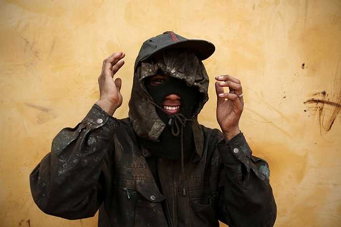 Nụ cười vô tư của một công nhân làm việc trong khu vực xẻ xác tàu tái chế