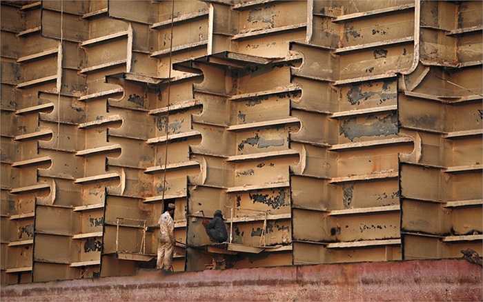 Những con tàu được đưa đến bờ biển trước khi thủy thủ đoàn rút lui hoàn toàn